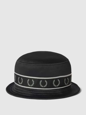 Czapka typu bucket hat z detalem z logo Fred Perry