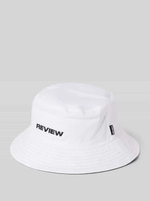 Czapka typu bucket hat z wyhaftowanym logo REVIEW