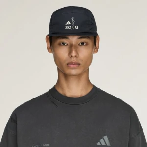CZAPKA Z DASZKIEM DO BIEGANIA ADIDAS RUNNING X SONG FOR THE MUTE Carbon