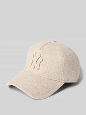 Czapka z daszkiem i detalem z logo new era