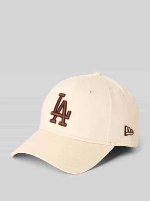 Czapka z daszkiem i haftami new era