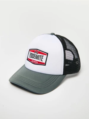 Czapka z daszkiem i haftem Yosemite trucker hat House