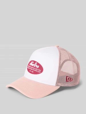 Czapka z daszkiem i naszywką z logo new era