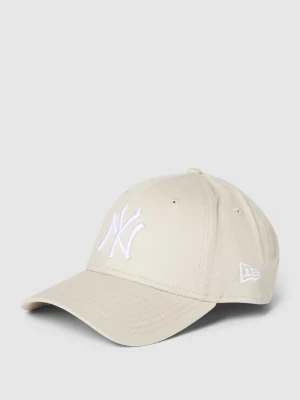 Czapka z daszkiem i wyhaftowanym logo model ‘LEAGUE ESSENTIAL 9FORTY®’ New Era Beżowy