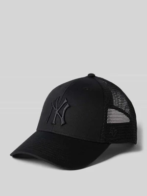 Czapka z daszkiem typu trucker z wyhaftowanym logo model 'NEYYAN BRANSON' '47 Czarny