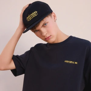 Czapka z daszkiem UNISEX z kolekcji Świeży x HOUSE czarna z napisem