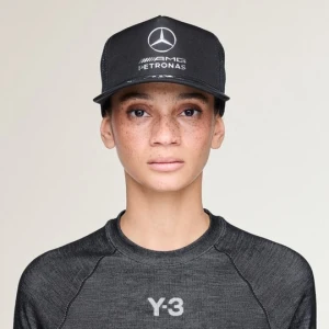 CZAPKA Z DASZKIEM Y-3 MERCEDES - AMG PETRONAS FORMULA 1 TEAM Adidas czarny