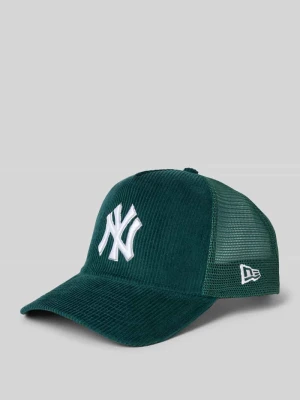 Czapka z daszkiem z detalami z logo new era