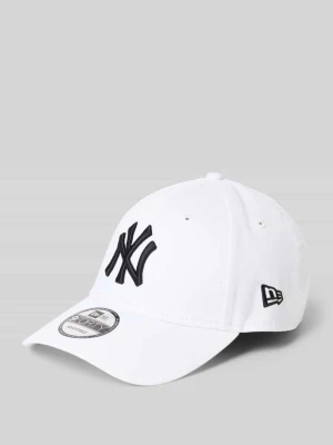 Czapka z daszkiem z haftowanym logo New Era Biały