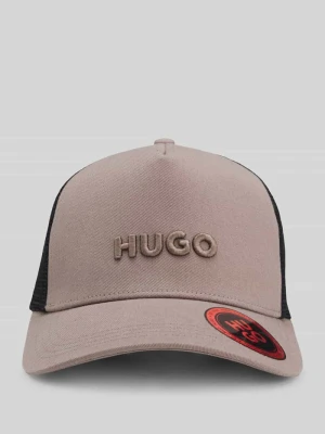 Czapka z daszkiem z wstawkami z siateczki i detalem z logo HUGO