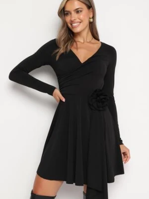 Czarna Asymetryczna Sukienka Koktajlowa z Odpinaną Kwiatową Broszką Grangerra allyson