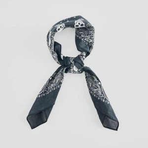 Czarna bandana z motywem czaszek House