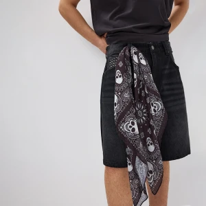 Czarna bandana z motywem czaszek House