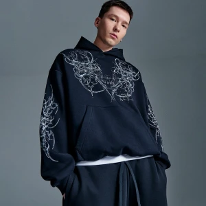 Zdjęcie produktu Czarna bluza bombka z nadrukiem w stylu tribal House