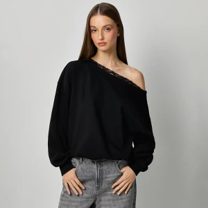 Czarna bluza na jedno ramię z koronką House