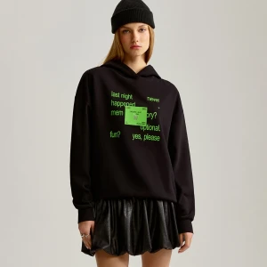 Czarna bluza o luźnym kroju z kapturem i nadrukiem House