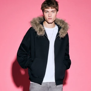 Czarna bluza oversize cropped z kapturem i odpinanym futerkiem House