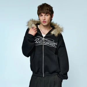 Czarna bluza z haftem i kapturem ze sztucznym futerkiem House