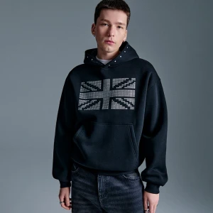 Czarna bluza z kapturem, ćwiekami i motywem flagi UK House