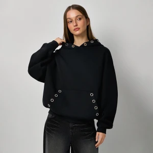 Czarna bluza z kapturem i metalowymi oczkami House