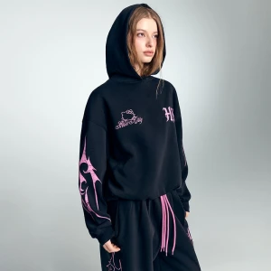 Czarna bluza z kapturem i motywami tribal i Hello Kitty House