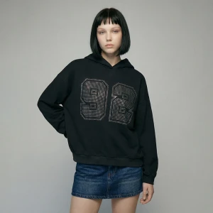 Czarna bluza z kapturem i nadrukiem 92 z dżetów House