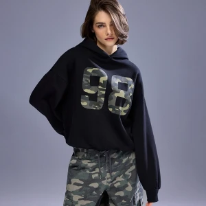 Czarna bluza z kapturem i nadrukiem 98 House