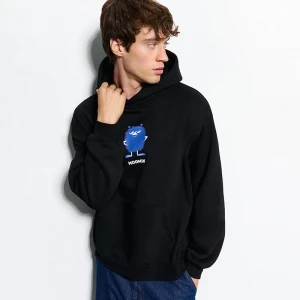 Czarna bluza z kapturem i nadrukiem Bobka z Muminków House