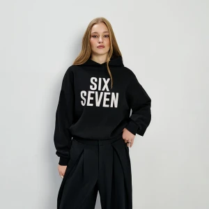 Czarna bluza z kapturem i nadrukiem six seven House