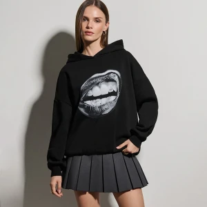 Czarna bluza z kapturem i nadrukiem ust House