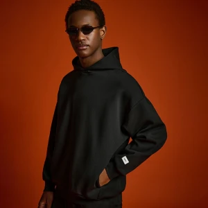 Czarna bluza z kapturem i skośnymi kieszeniami House