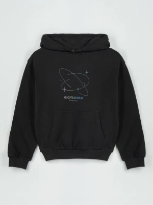 Czarna bluza z kapturem z hologramowym nadrukiem na wysokości piersi Reporter