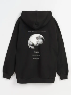 Czarna bluza z kapturem z kontrastową grafiką z tyłu Reporter