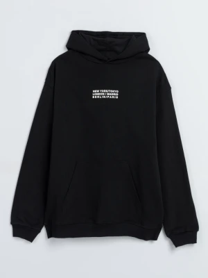 Czarna bluza z kapturem z minimalistycznym nadrukiem na wysokości piersi Reporter