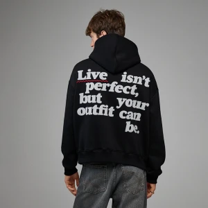 Czarna bluza z nadrukiem na plecach Live isn't perfect, but your outfit can be. House