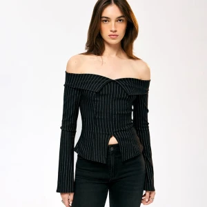Czarna bluzka off shoulder w prążki z długim rękawem House