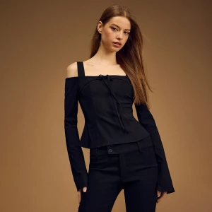 Czarna bluzka z dekoltem off shoulder i długim rękawem House