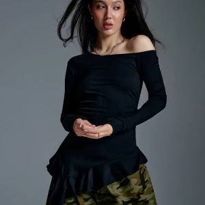 Czarna bluzka z dekoltem open shoulder i falbanką na dole House