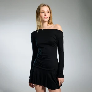 Czarna bluzka z długim rękawem i dekoltem na jedno ramię House