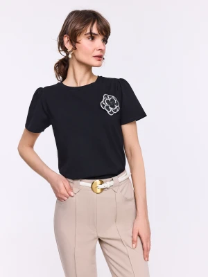 Czarna bluzka z krótkim rękawem i broszką w kształcie kwiatu TARANKO