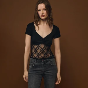 Czarna bluzka z krótkim rękawem i koronkowym wykończeniem House
