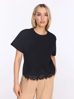 Czarna bluzka z krótkim rękawem z koronkowym wykończeniem TARANKO