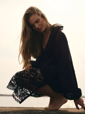 Czarna bluzka z lyocellu z żabotem i wiązaniem TARANKO