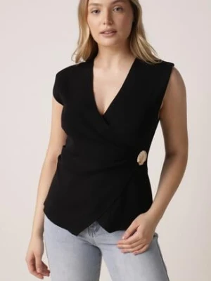 Czarna Bluzka z Wiskozą Kopertowym Dekoltem i Metalową Klamrą z Boku Sanviel yu & me