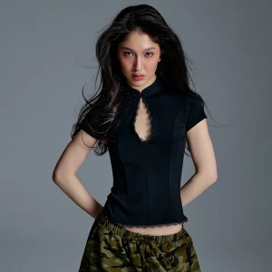 Czarna bluzka z wycięciem na dekolcie, stójką i koronką House