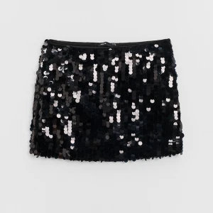 Czarna cekinowa spódniczka mini ze wszytymi spodenkami House