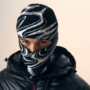 Czarna czapka beanie w biały wzór z funkcją kominiarki House