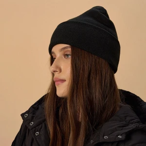 Czarna czapka beanie z wywijanym brzegiem House