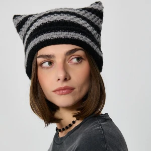 Czarna czapka square beanie w szare paski House