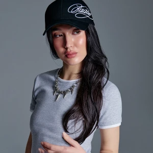 Czarna czapka z daszkiem i haftem Baddie House